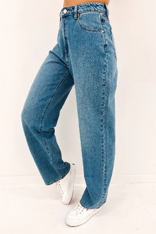 A Carrie Jean Lucinda Elegant Wide-Leg Jeans