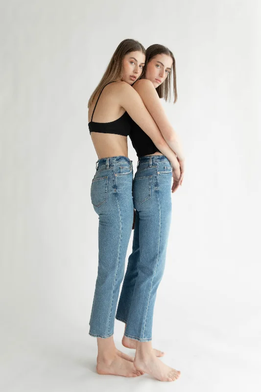 OAK ESSENTIAL STRAIGHT LEG HIGH-RISE JEAN Trendy Vintage Denim Jeans